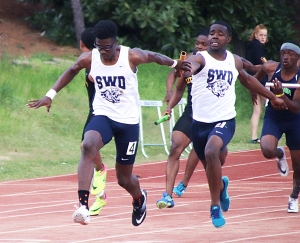 Southwest DeKalb's Jalon Kimbrough (left) takes the baton from teammate Tommy Wright on the way to the gold in the 4x100-meter relay. (Photo by Mark Brock)